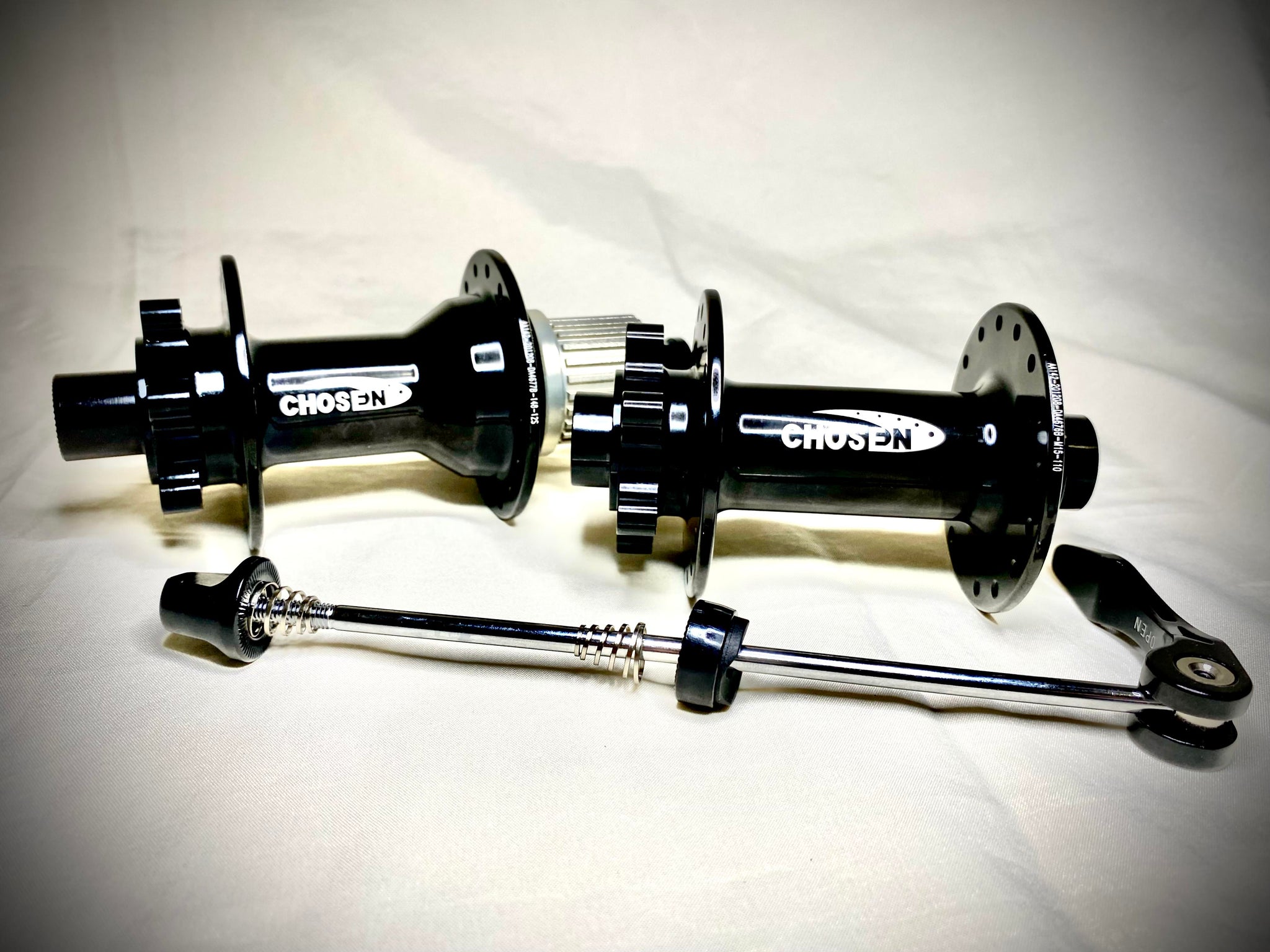 Chosen Hubs Boost Thru Axle 32H Gloss Black