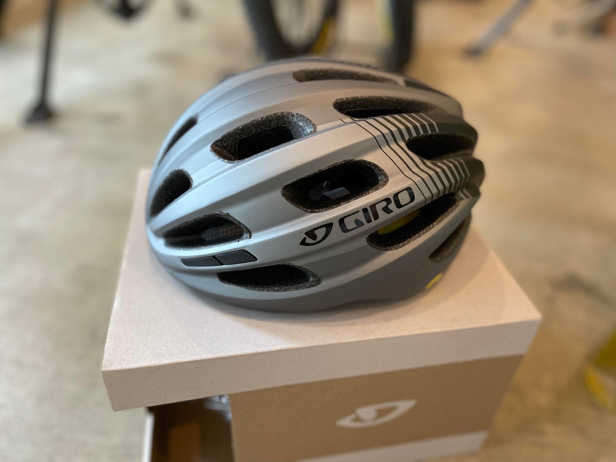 Giro isode 2025 mips helmet